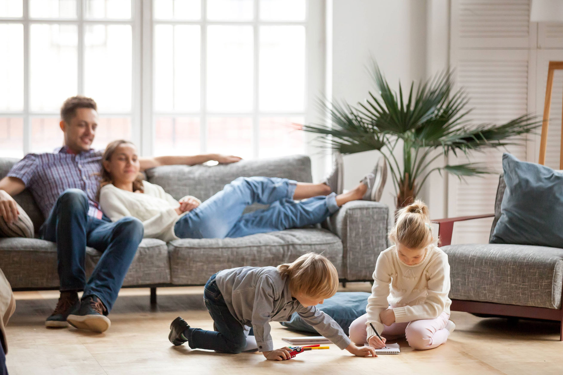 Ein Paar liegt auf dem Sofa