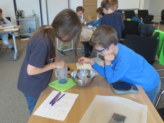 Gespannt verfolgen die Kinder, was beim Experimentieren passiert.