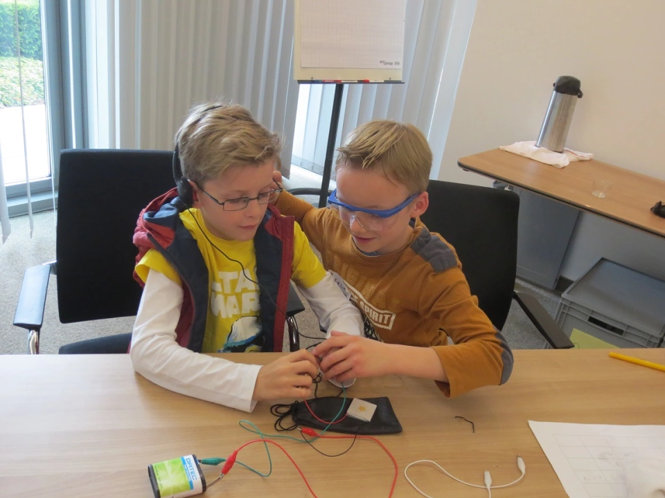 Volle Konzentration beim Experimentieren Volle Konzentration beim Experimentieren