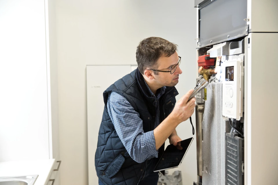 Mitarbeiter eines Wohnungsunternehmens arbeitet mobil mit einem Tablet. Mitarbeiter eines Wohnungsunternehmens arbeitet mobil mit einem Tablet.