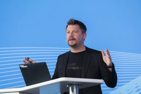 Linus Neumann, Hacker, Psychologe und IT-Sicherheitsexperte, sensibilisierte: „Von Hacker-Angriffen lernen – IT-Sicherheit in Zeiten der Digitalisierung“. (Foto: Angelika Stehle, Wiesbaden)