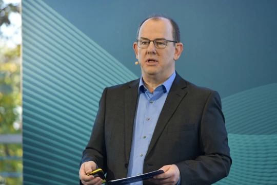 Ulrich Wöhrle, Bereichsleiter Vertrieb DACH, Aareon RELion GmbH, berichtete, wie es mit Aareon RELion weiter in die digitale Zukunft geht. (Foto: Angelika Stehle, Wiesbaden)