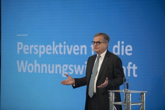 Thomas Ortmanns, Mitglied des Vorstands, Aareal Bank, zeigte Perspektiven für die Wohnungswirtschaft auf. (Foto: Angelika Stehle, Wiesbaden)