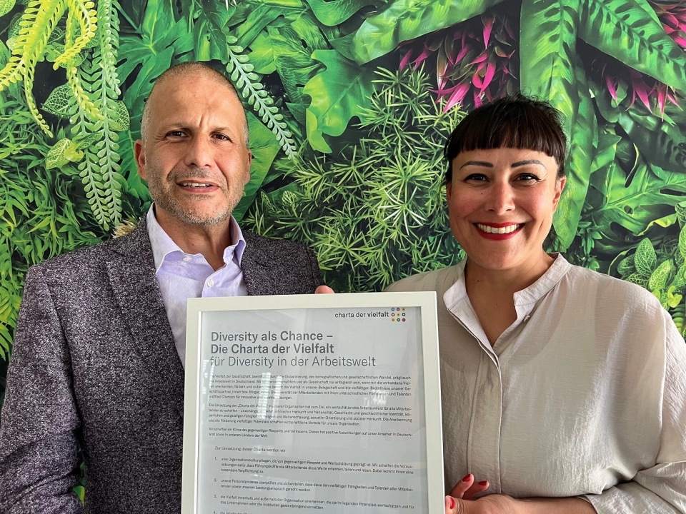 Dr. Ernesto Marinelli, links und Sandra Hendro, beide Aareon, rechts, halten die unterzeichnete Charta der Vielfalt. Dr. Ernesto Marinelli, links und Sandra Hendro, beide Aareon, rechts, halten die unterzeichnete Charta der Vielfalt.
