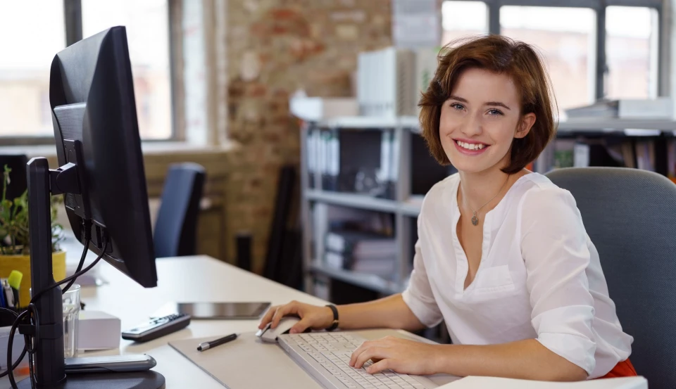 Frau am PC im Büro Frau am PC im Büro