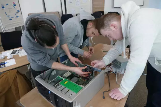 Konzentriert bauen die Joblinge einen Computer wieder zusammen.