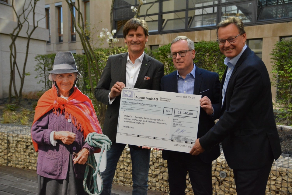Dr. Manfred Alflen, Aareon AG, übergibt den Spendenscheck an Gerhard Müller, Generalsekretär DESWOS e.V. und Axel Gedaschko, Vorsitzender des Verwaltungsrats der DESWOS e.V. Dr. Manfred Alflen, Aareon AG, übergibt den Spendenscheck an Gerhard Müller, Generalsekretär DESWOS e.V. und Axel Gedaschko, Vorsitzender des Verwaltungsrats der DESWOS e.V.
