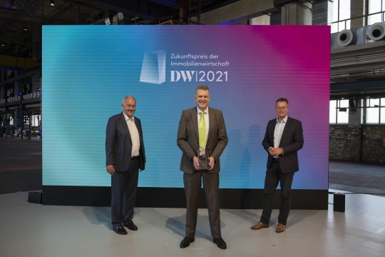 Axel Gedaschko, Präsident des GdW und Schirmherr des DW-Zukunftspreis der Immobilienwirtschaft überreicht gemeinsam mit Prof. Dr. Dr. Dr. h.c. F. J. Radermacher, dem wissenschaftlichen Leiter der Jury, den DW-Zukunftspreis der Immobilienwirtschaft an Jörg Lorenz, FrEqUeNz eG, Potsdam. (Foto: Angelika Stehle, Wiesbaden)