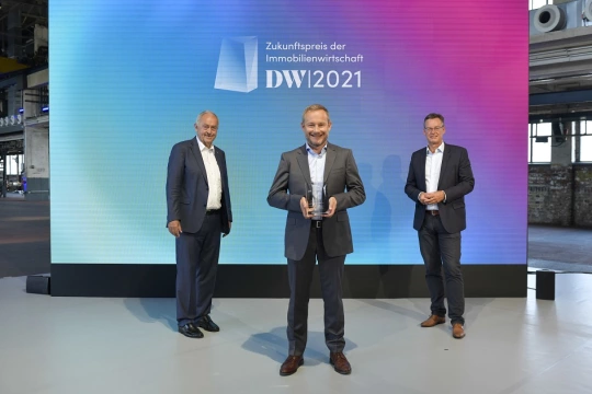 Axel Gedaschko, Präsident des GdW und Schirmherr des DW-Zukunftspreis der Immobilienwirtschaft überreicht gemeinsam mit Prof. Dr. Dr. Dr. h.c. F. J. Radermacher, dem wissenschaftlichen Leiter der Jury, den DW-Zukunftspreis der Immobilienwirtschaft an Roy Lilienthal, GSW Gesellschaft für Siedlungs- und Wohnungsbau Baden-Württemberg mbH, Sigmaringen. (Foto: Angelika Stehle, Wiesbaden)