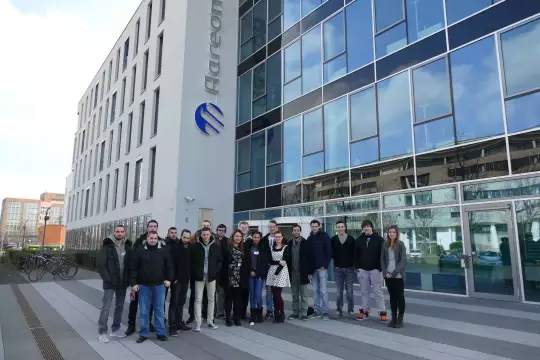 Die Teilnehmer der Projektwoche vor dem Aareon-Hauptsitz in Mainz.