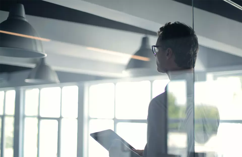 Mann mit Tablet im Büro Mann mit Tablet im Büro