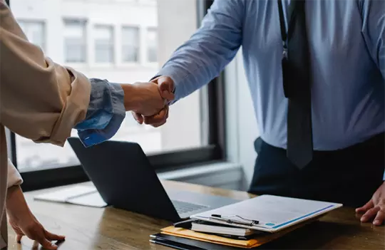 Handschlag im Büro