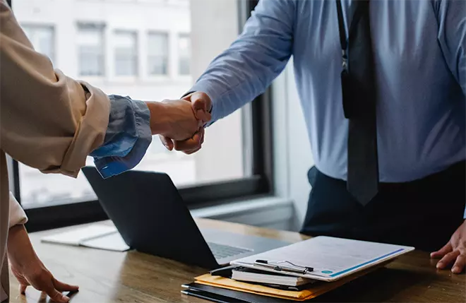 Handschlag im Büro Handschlag im Büro