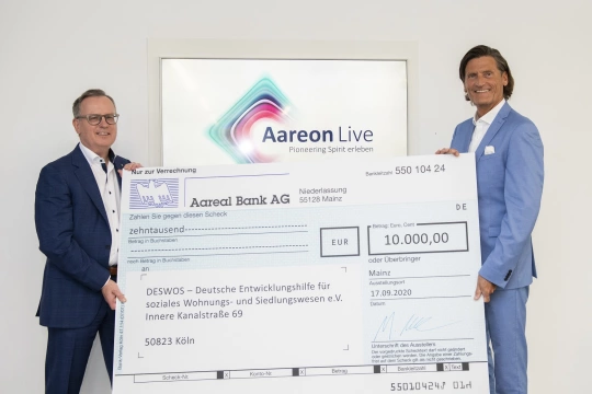 Dr. Manfred Alflen, Vorstandsvorsitzender der Aareon AG überreicht den Spendenscheck an Herrn Gerhard Müller, Generalssekretär der DESWOS