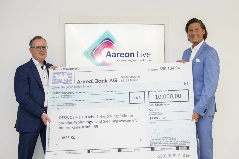 Dr. Manfred Alflen, Vorstandsvorsitzender der Aareon AG überreicht den Spendenscheck an Herrn Gerhard Müller, Generalssekretär der DESWOS Dr. Manfred Alflen, Vorstandsvorsitzender der Aareon AG überreicht den Spendenscheck an Herrn Gerhard Müller, Generalssekretär der DESWOS