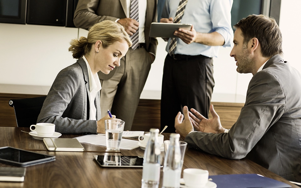 Personen bei einem Meeting im Büro