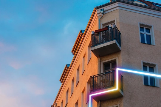 Aareon Connect - Wohnhaus mit Lichtpfeil