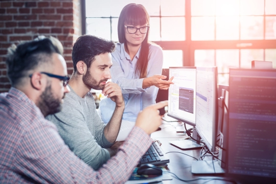 Job Menschen Büro Rechner Gespräch jung