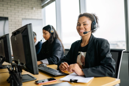 Lächelnde Frau mit Headset