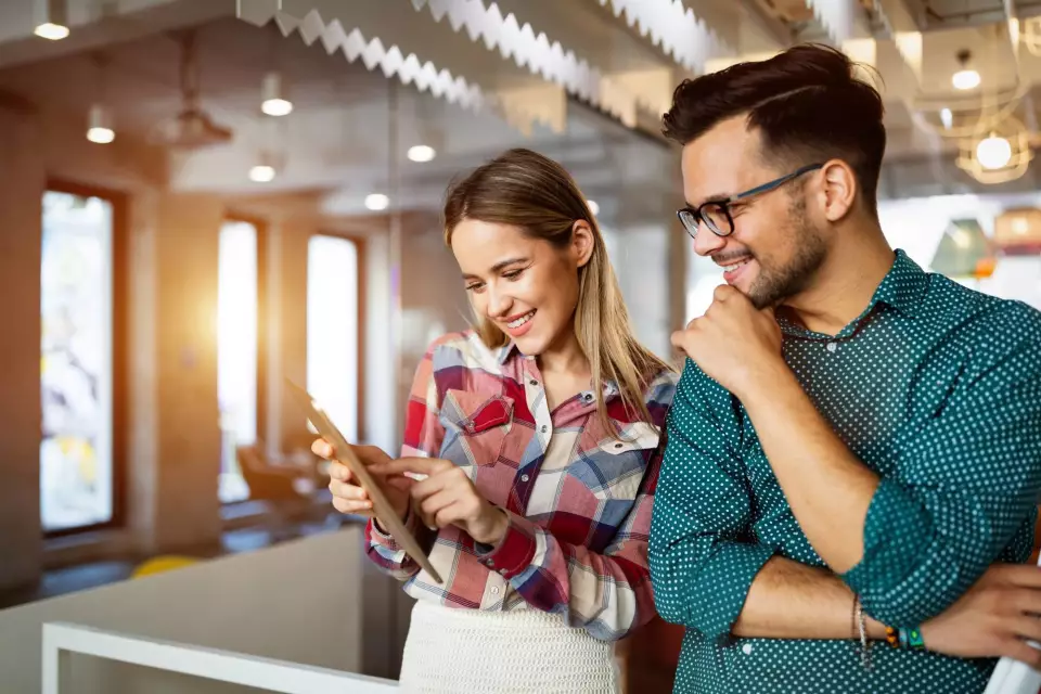 Anmeldung Smart-Newsletter: zwei Personen blicken auf ihr Smartphone Anmeldung Smart-Newsletter: zwei Personen blicken auf ihr Smartphone