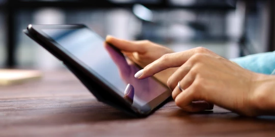 Hand an Tablet Hand an Tablet