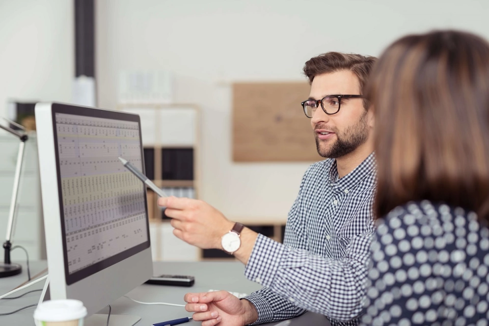 Zwei Menschen sitzen am Computer Zwei Menschen sitzen am Computer