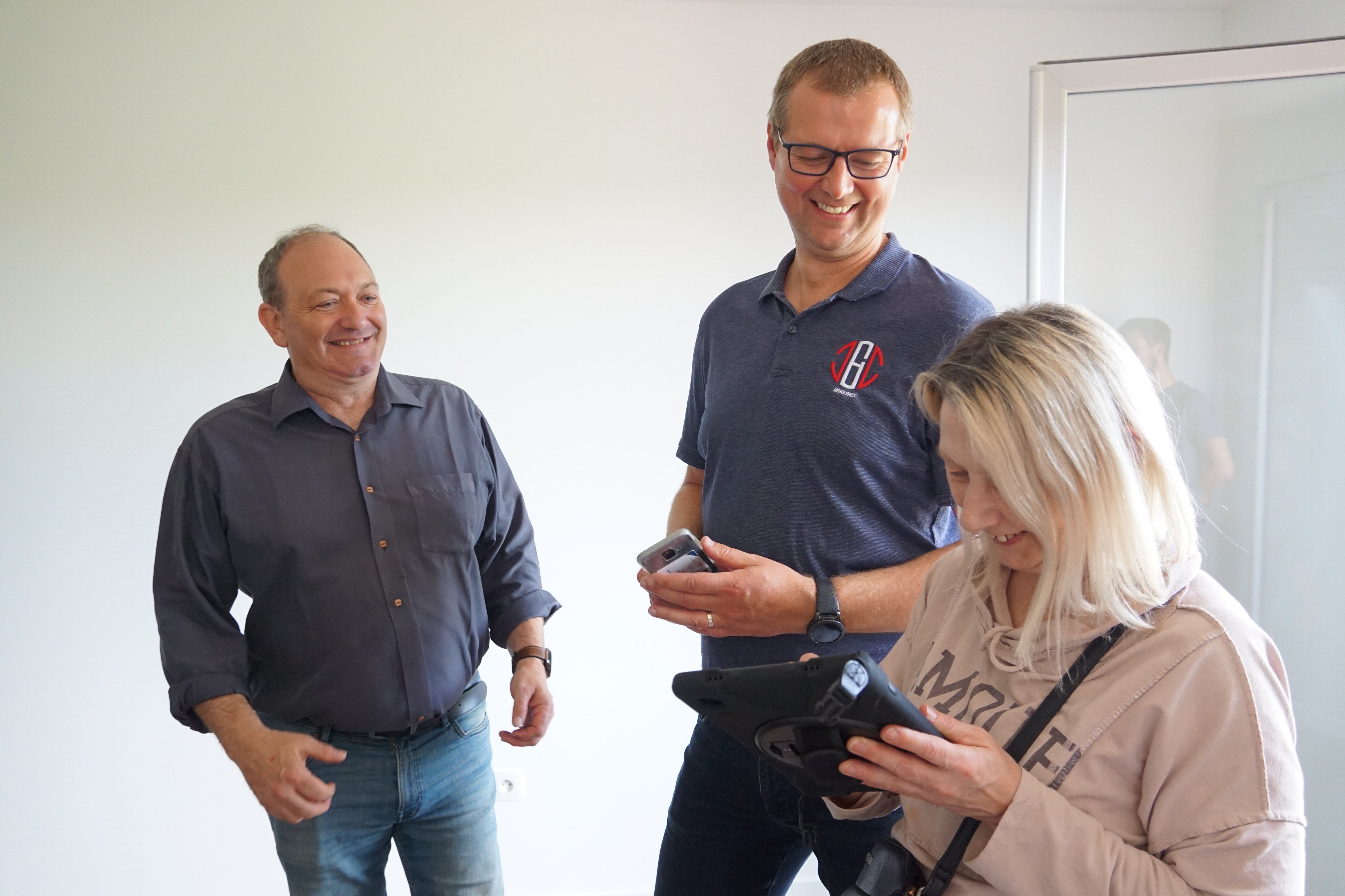 Zwei Männer und eine Frau beraten sich.
