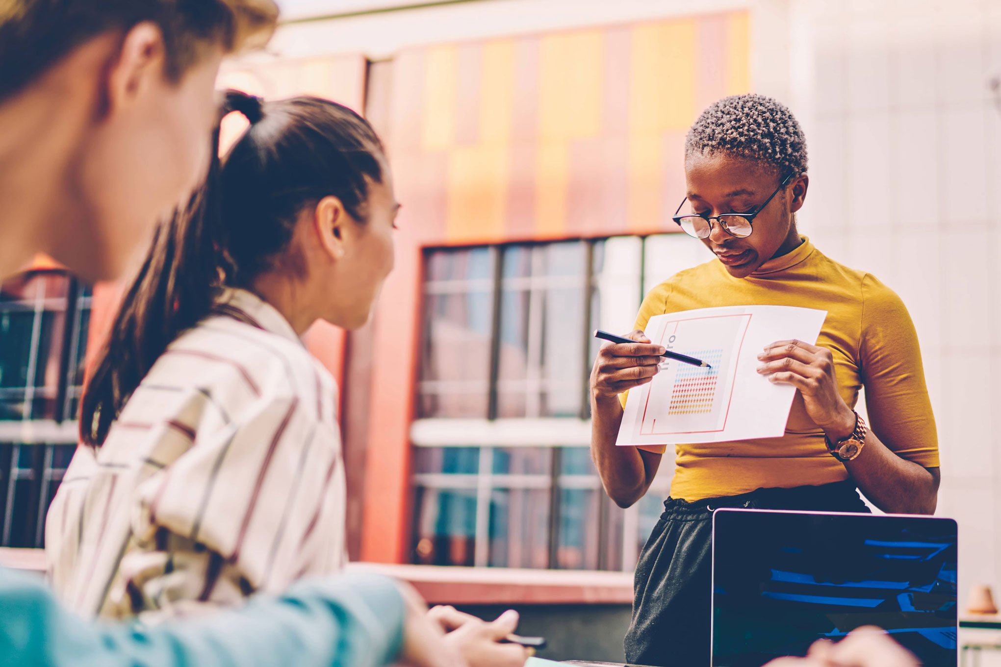 Eine Frau zeigt einen Aktionsplan