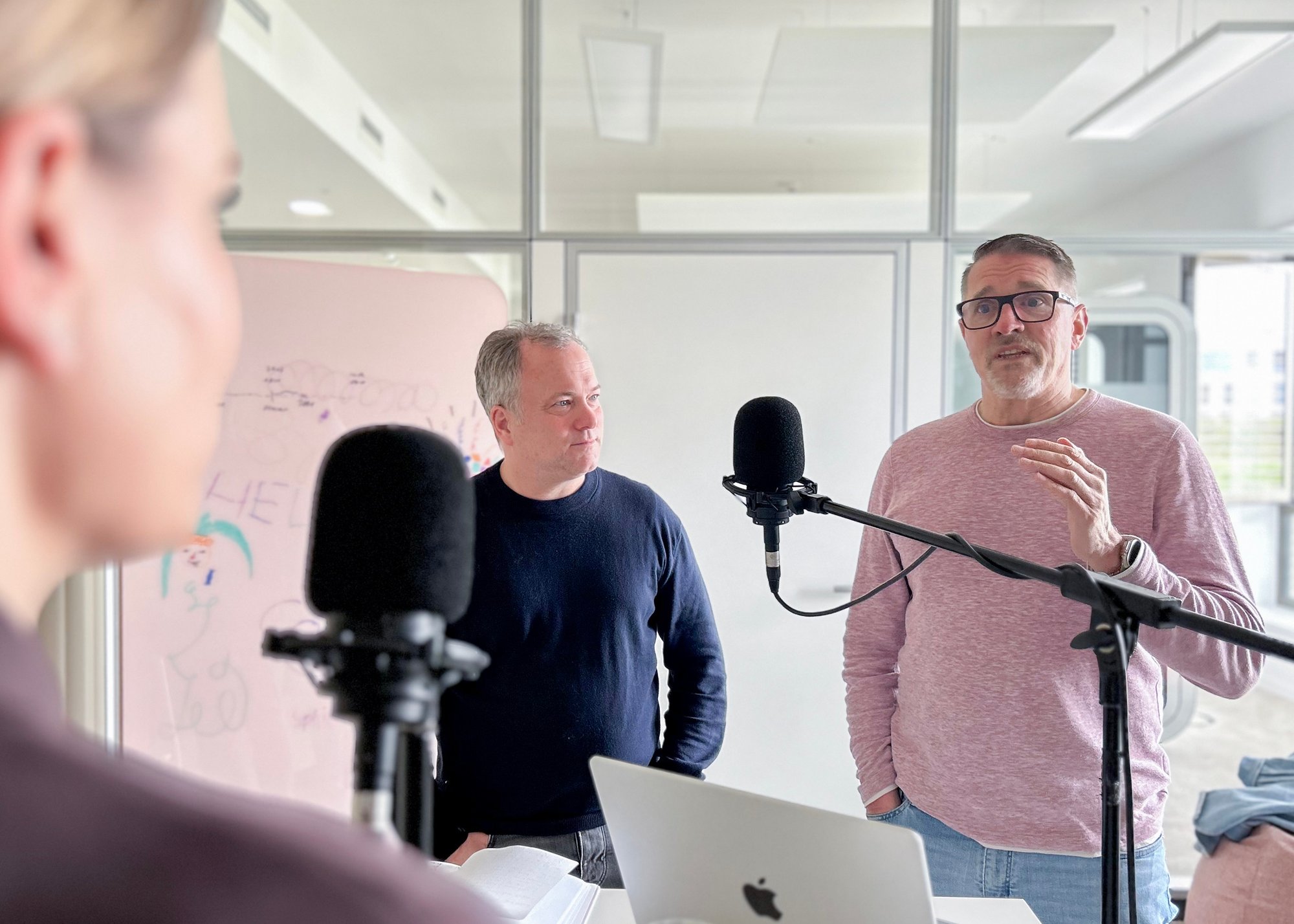 Personen am Mikrofon