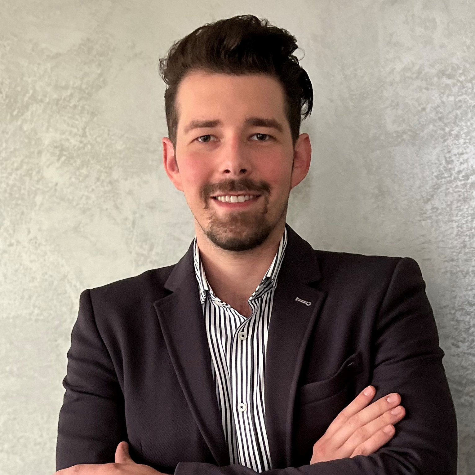 Dennis-Mendrina-quadratisch