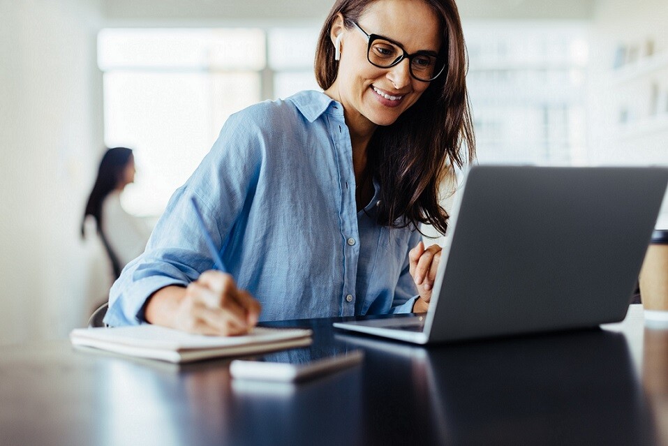 Business Woman Laptop_AdobeStock_553721078_web