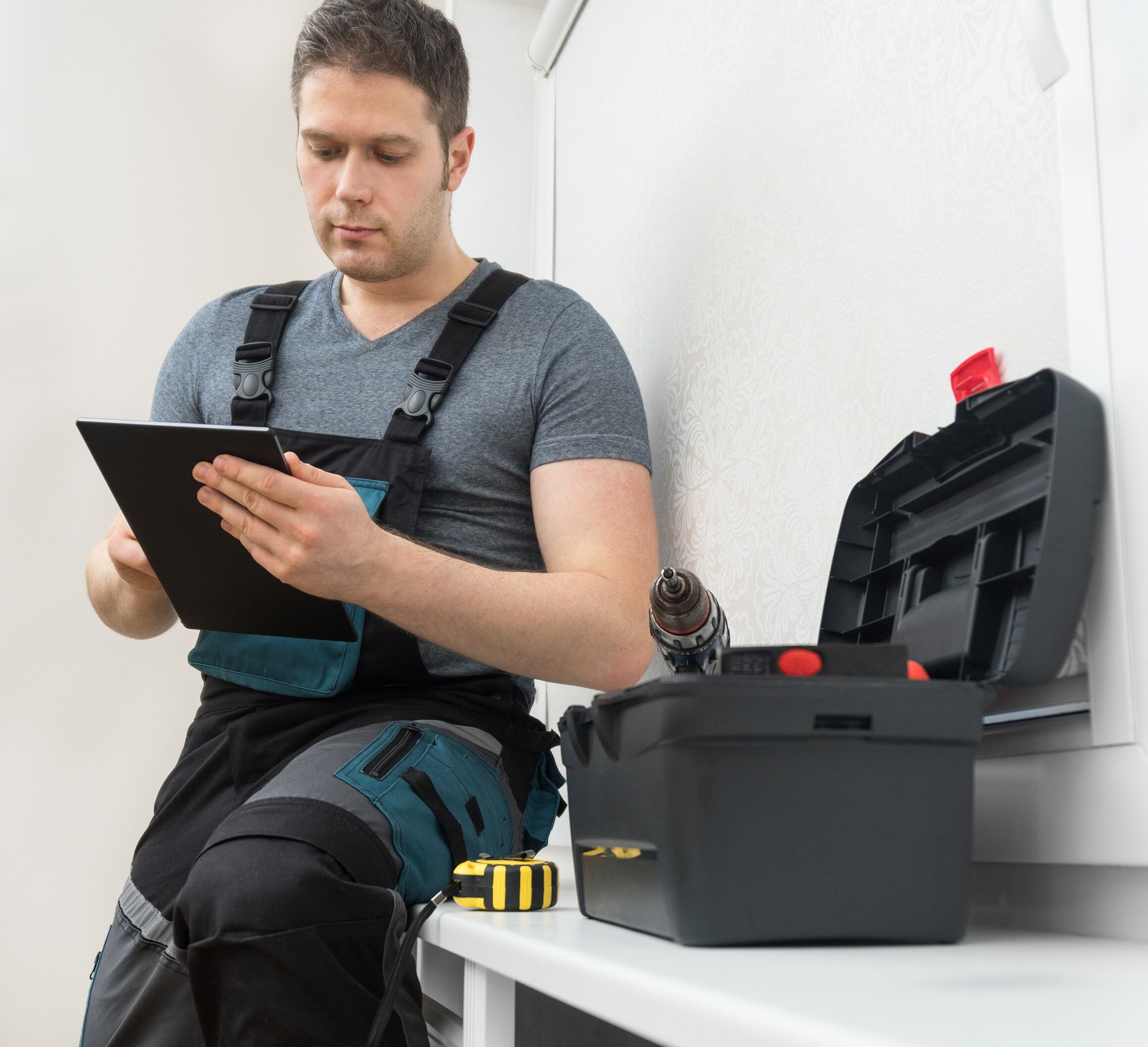 Handwerker-Tablet-AdobeStock_245561435