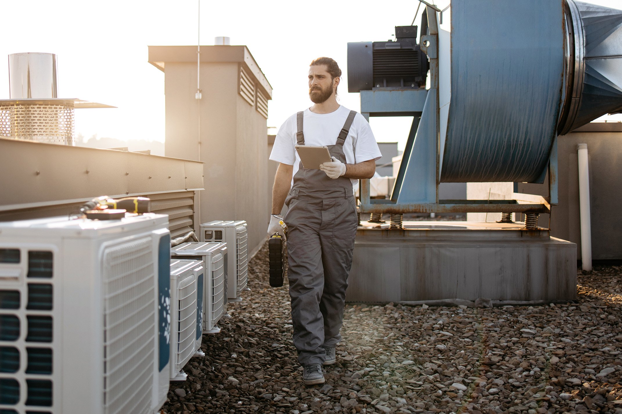 Man-Craftsman-Tablet-AdobeStock_691465127