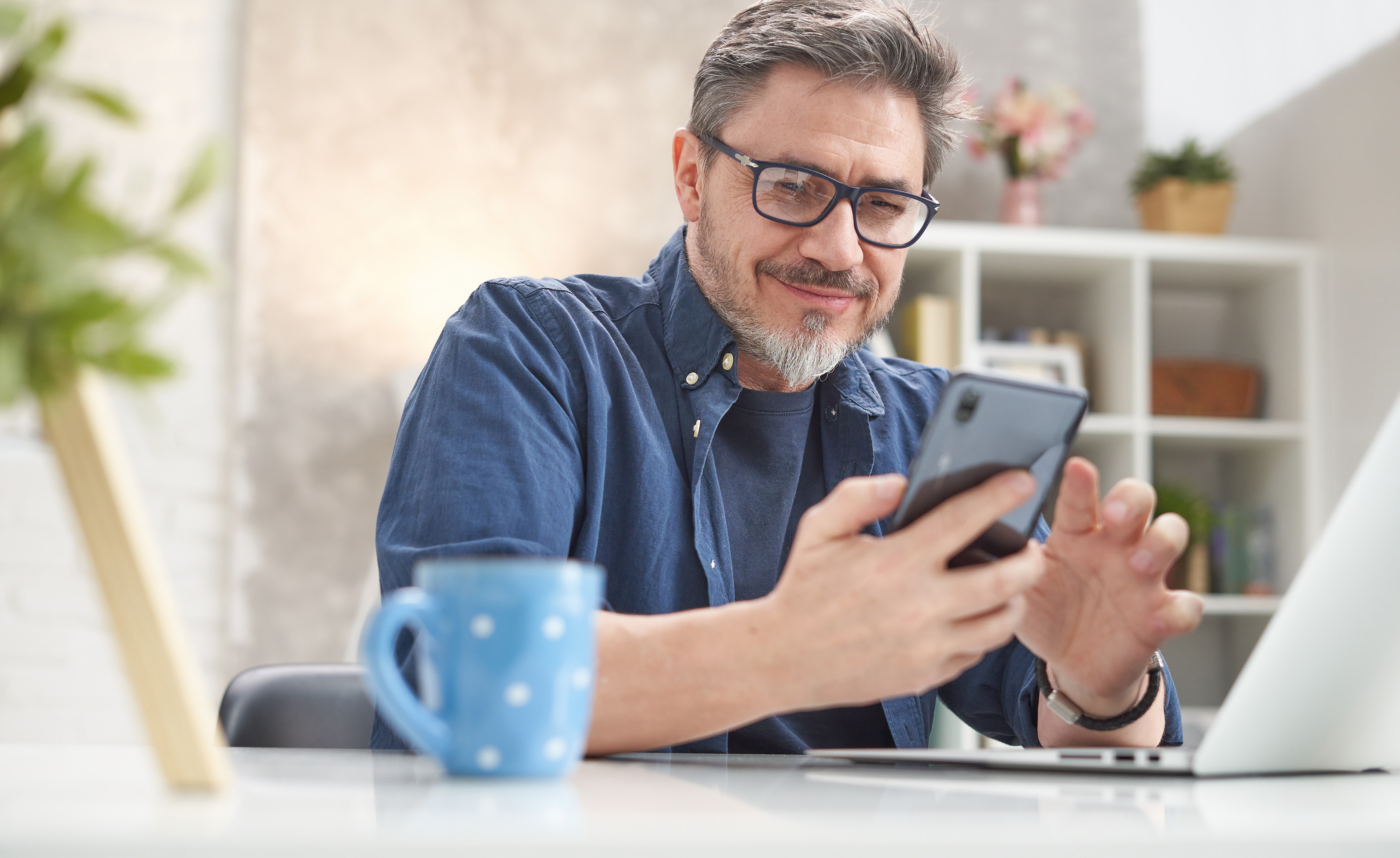 Man_Smartphone_AdobeStock_415643306