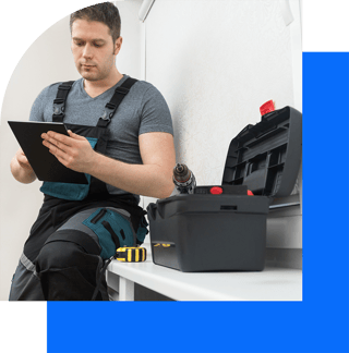 Handwerker-Tablet-Bright-Blue-AdobeStock_245561435 Handwerker-Tablet-Bright-Blue-AdobeStock_245561435