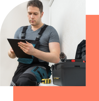 Handwerker an seinem Tablet