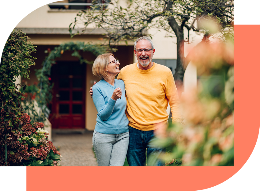Zwei Menschen, die sich umarmen und lachen