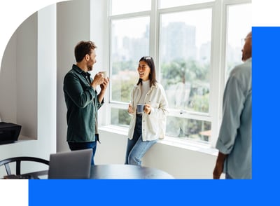 Kollegen-Pause_Bright-Blue_AdobeStock_548538053