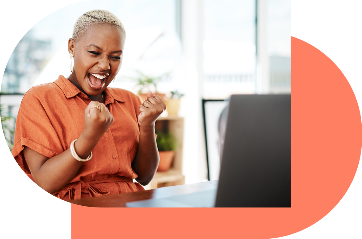 Eine Frau hinter ihrem Laptop jubelt