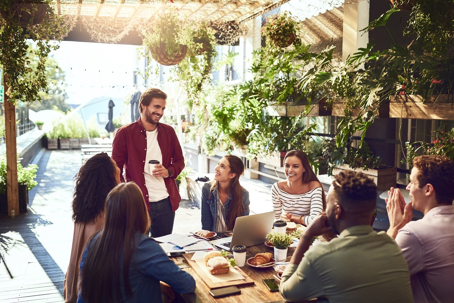 People_Casual_Meeting_AdobeStock_603254302-2