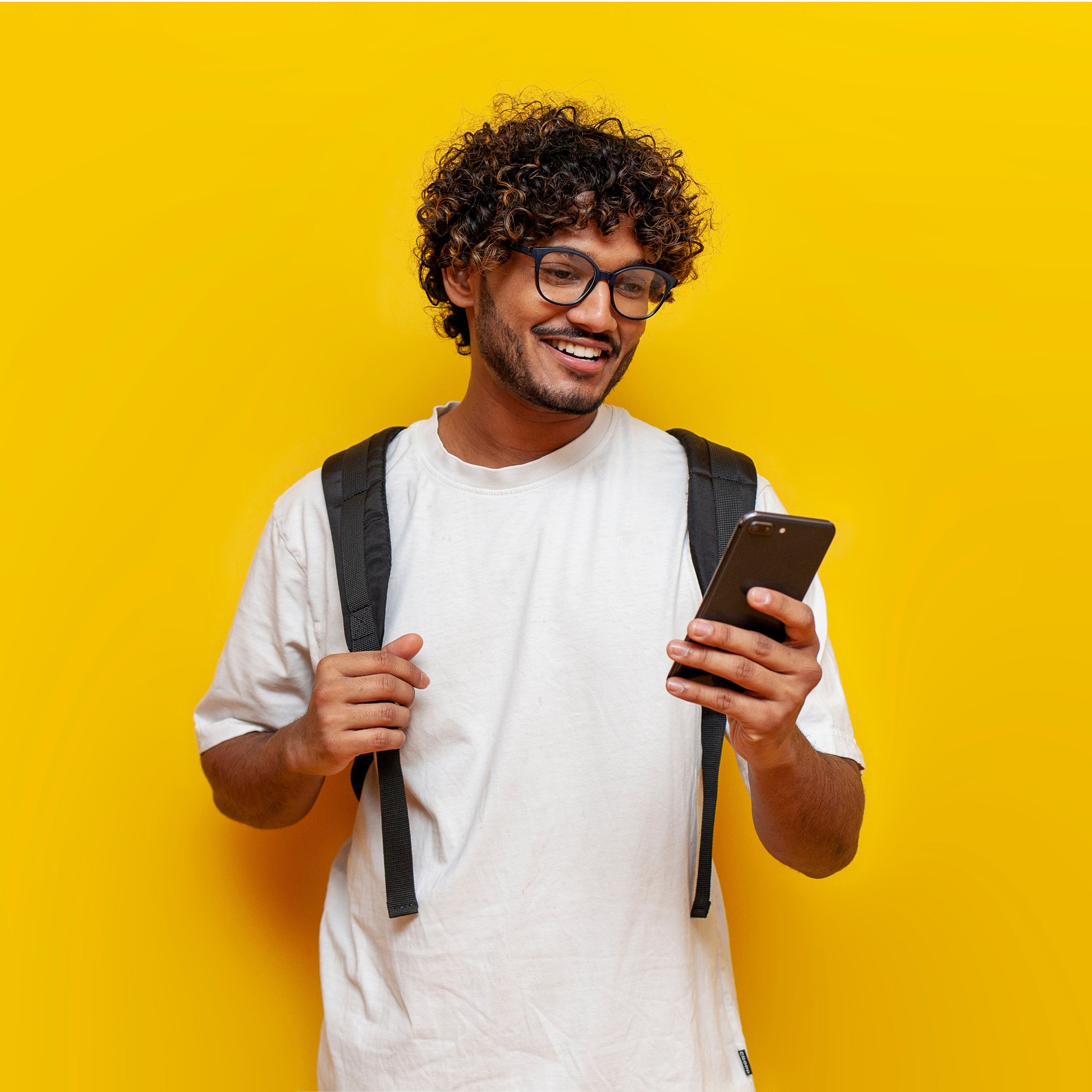 Student-Smartphone-quadratisch-AdobeStock_723434850