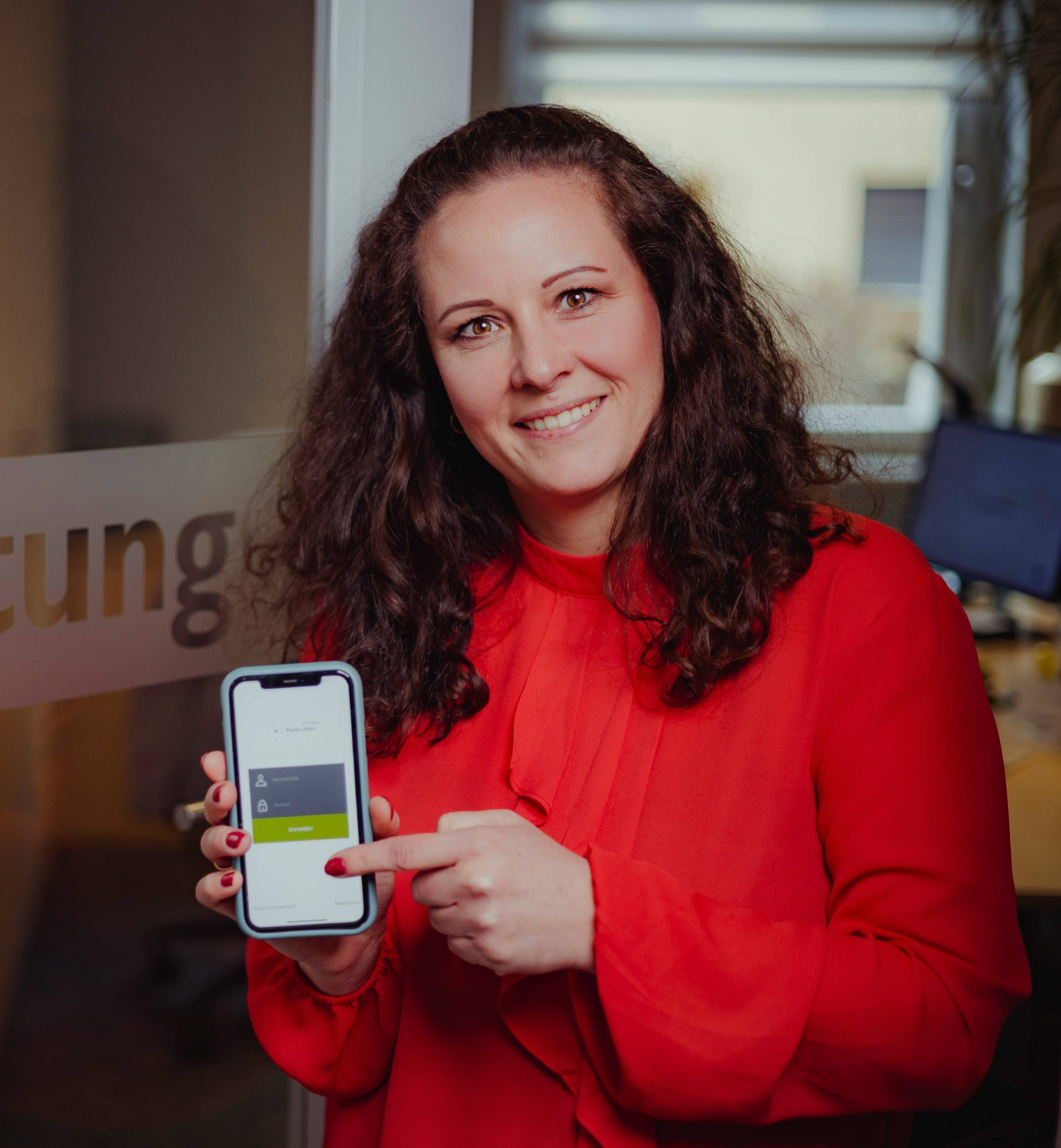 Silke Dippe mit Handy