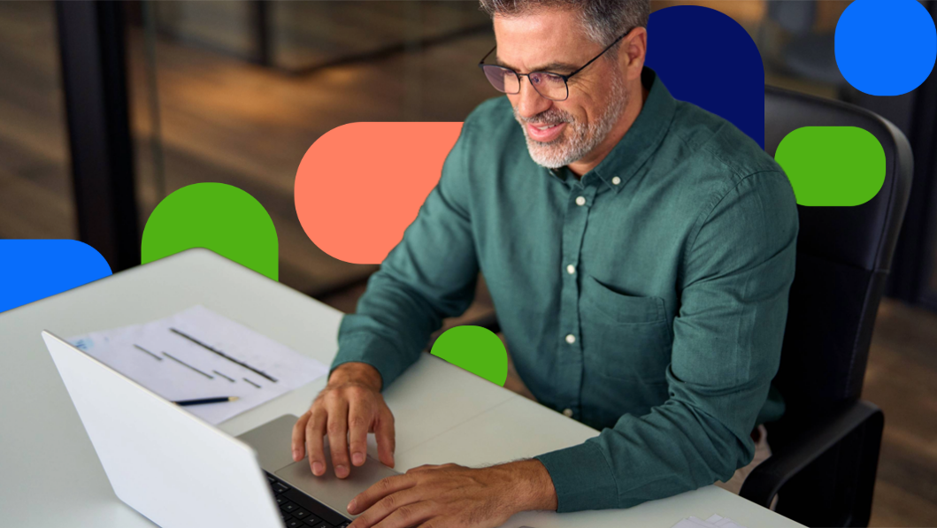man-tablet-connect-blog-datensicherheit-wohnungshelden-shapes
