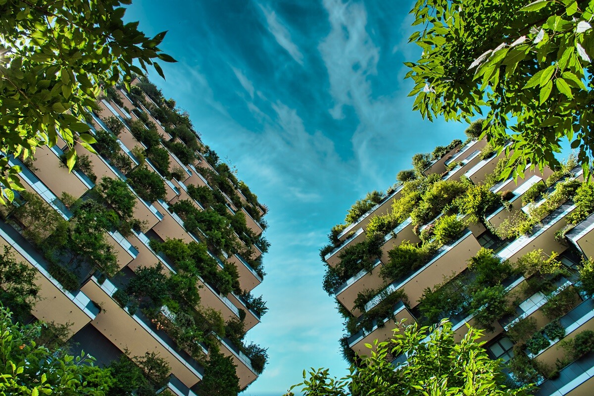 Moderne Hochhäuser mit  vertikalen Gärten an der Fassade