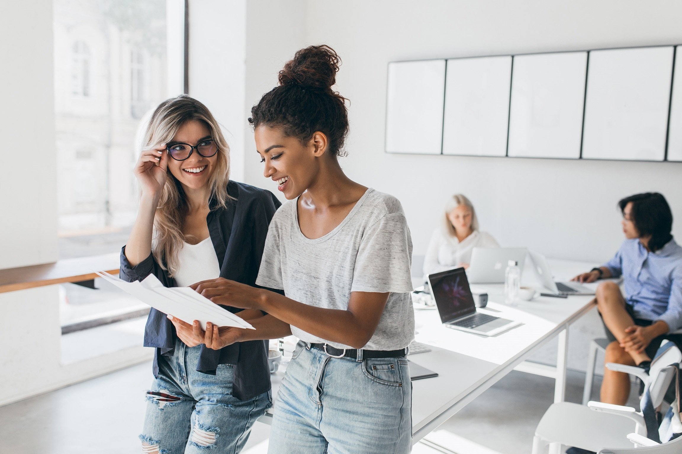 Zwei Frauen besprechen sich im Büro