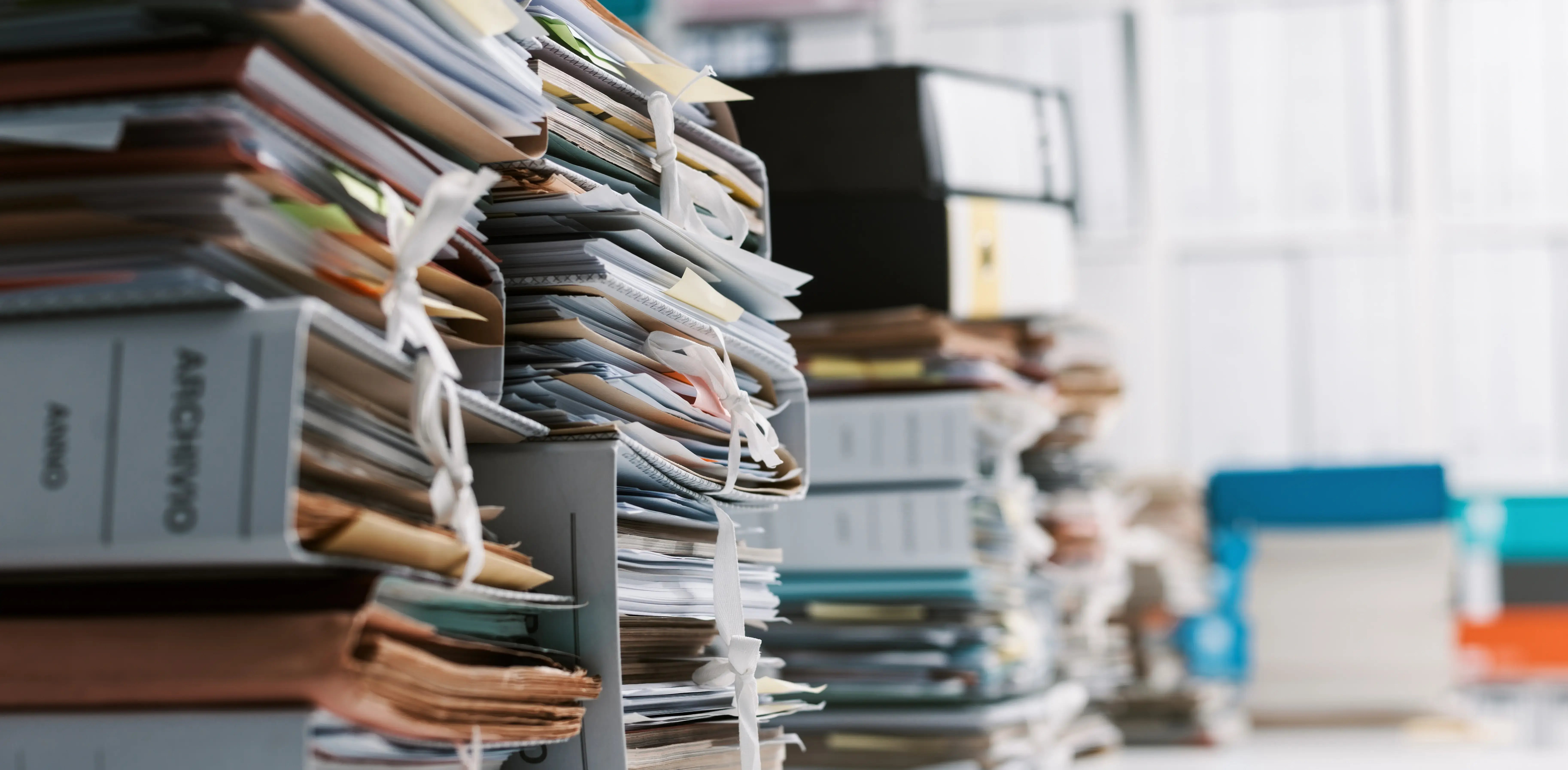papierstapel-akten-archiv