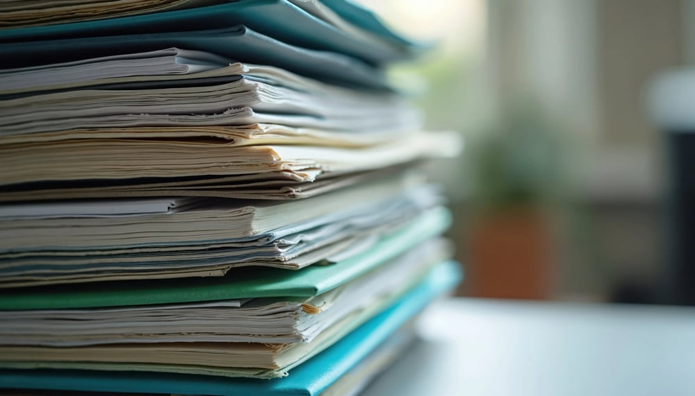 papierstapel auf schreibtisch papierstapel auf schreibtisch