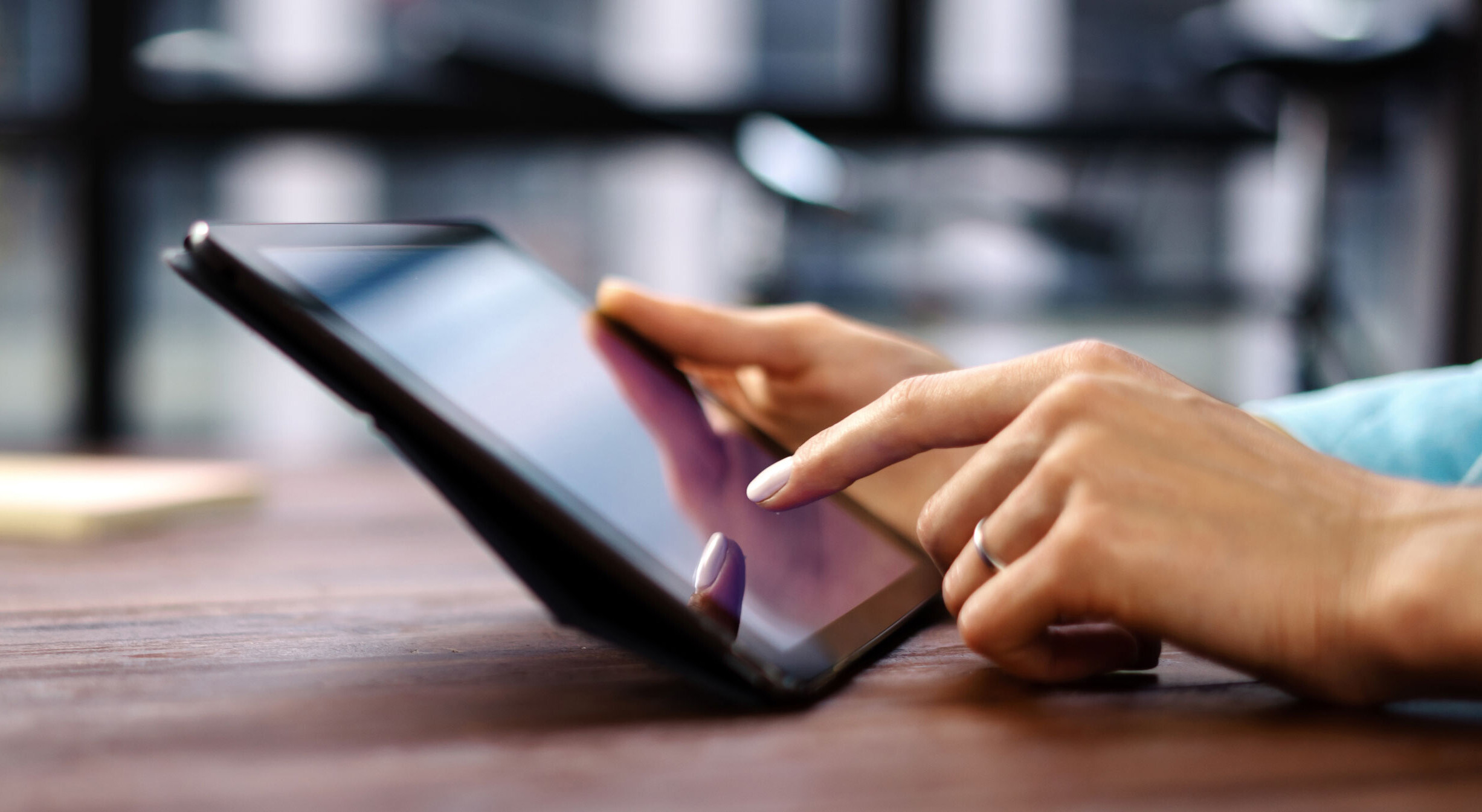 Hand erreicht Tablet-Bildschirm