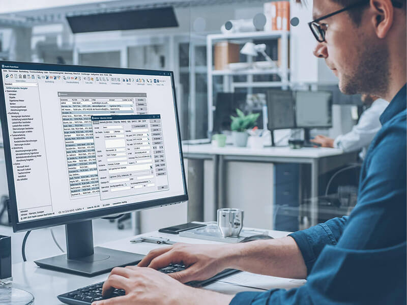 Mann arbeitet am Computer im Büro