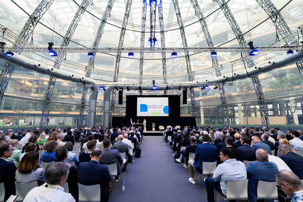 Menschen im Plenum hören einem Vortrag auf dem Aareon Summit 2025 zu